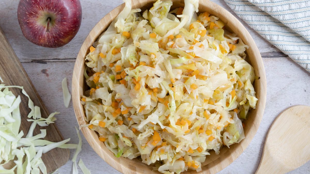 Veganes Spitzkohl-Gemüse nach Omas Rezept | Rezept - eat.de