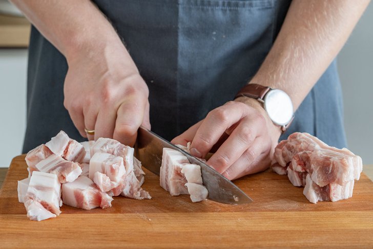 Schweinebauch würfeln
