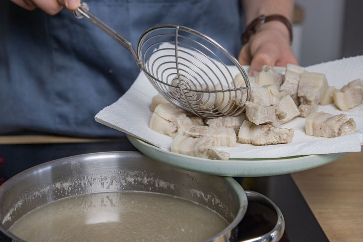 Schweinebauch abtropfen lassen
