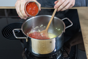 Tomaten in den Topf gebene