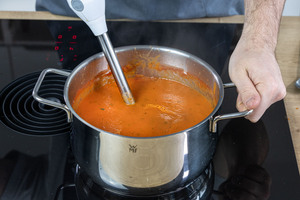 Tomatencremesuppe pürieren