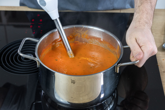 Tomatencremesuppe pürieren