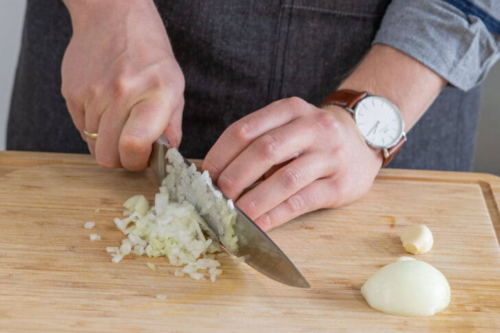 Zwiebel und Knoblauch schneiden