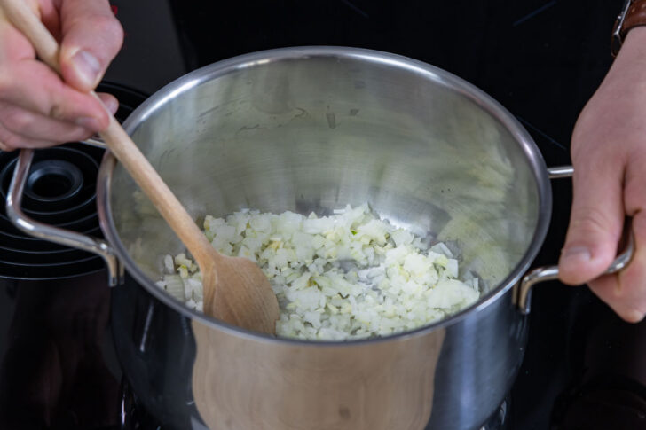 Zwiebel und Knoblauch anschwitzen