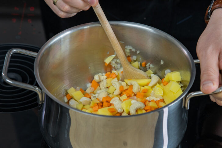 Kartoffeln, Gemüse und Cahsews anschwitzen
