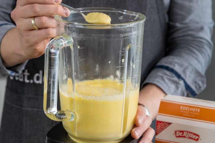 Veganer Käsefondue mit Senf würzen