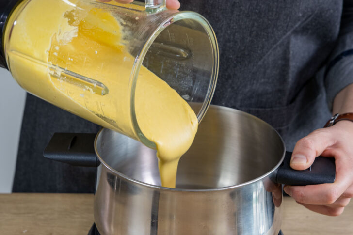 Veganer Käsefondue in Topf füllen