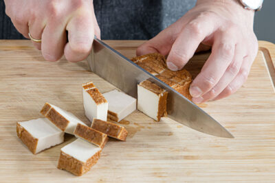 Räuchertofu in Würfel schneiden