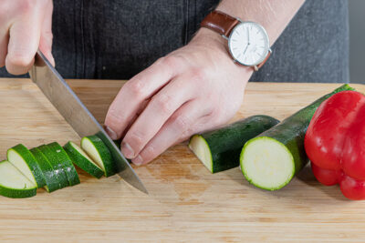 Zucchini und Paprika schneiden