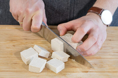 Tofu in Stücke schneiden
