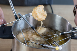 Gemüse im Backteig im Fondue frittieren