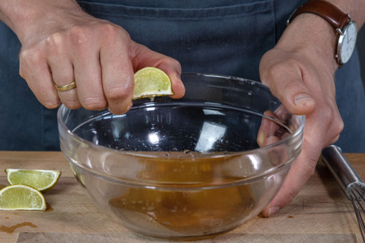 Limette zur Marinade drücken