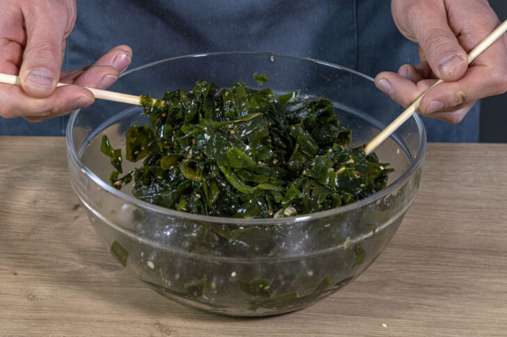 Wakame Algensalat gut vermengen