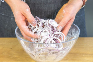 Zwiebeln mit Mehl und Salz vermischen