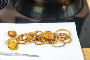 Röstzwiebeln abtropfen lassen
