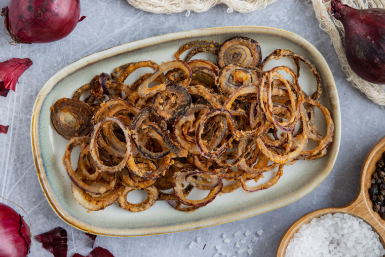 Knusprige Zwiebeln in Mehl anbraten Rezept eat.de