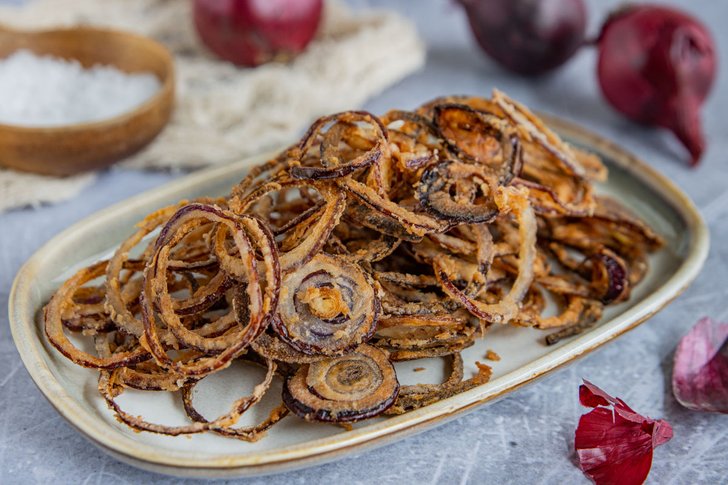 Knusprige Zwiebeln in Mehl angebraten