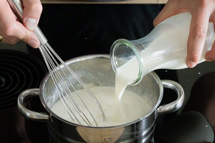 Mehlschwitze mit Milch verrühren