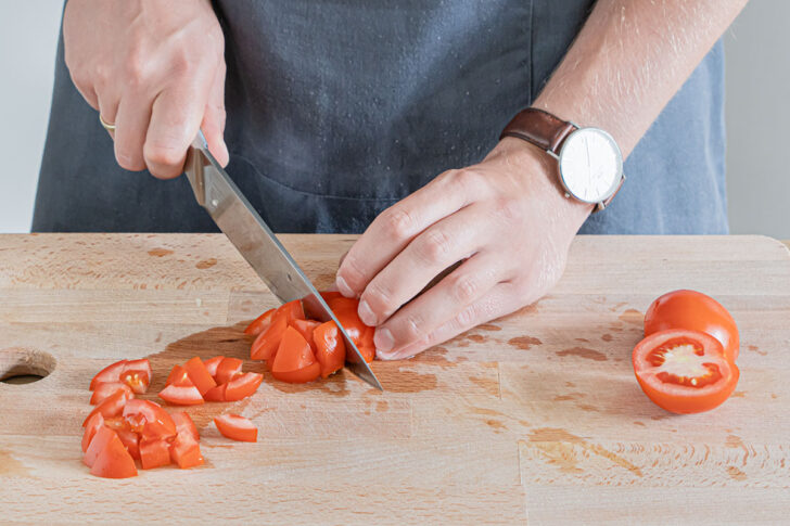 Tomaten in Würfel schneiden