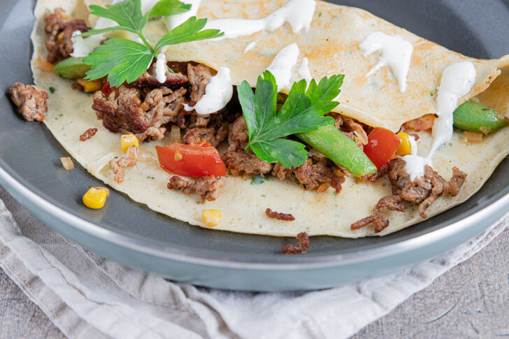 herzhaft gefüllter Pfannkuchen mit Hackfleisch