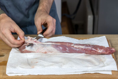 Fleisch von Sehnen und Fett befreien