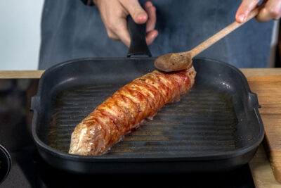 Schweinefilet im Speckmantel scharf anbraten