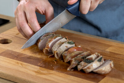 Schweinefilet aufschneiden