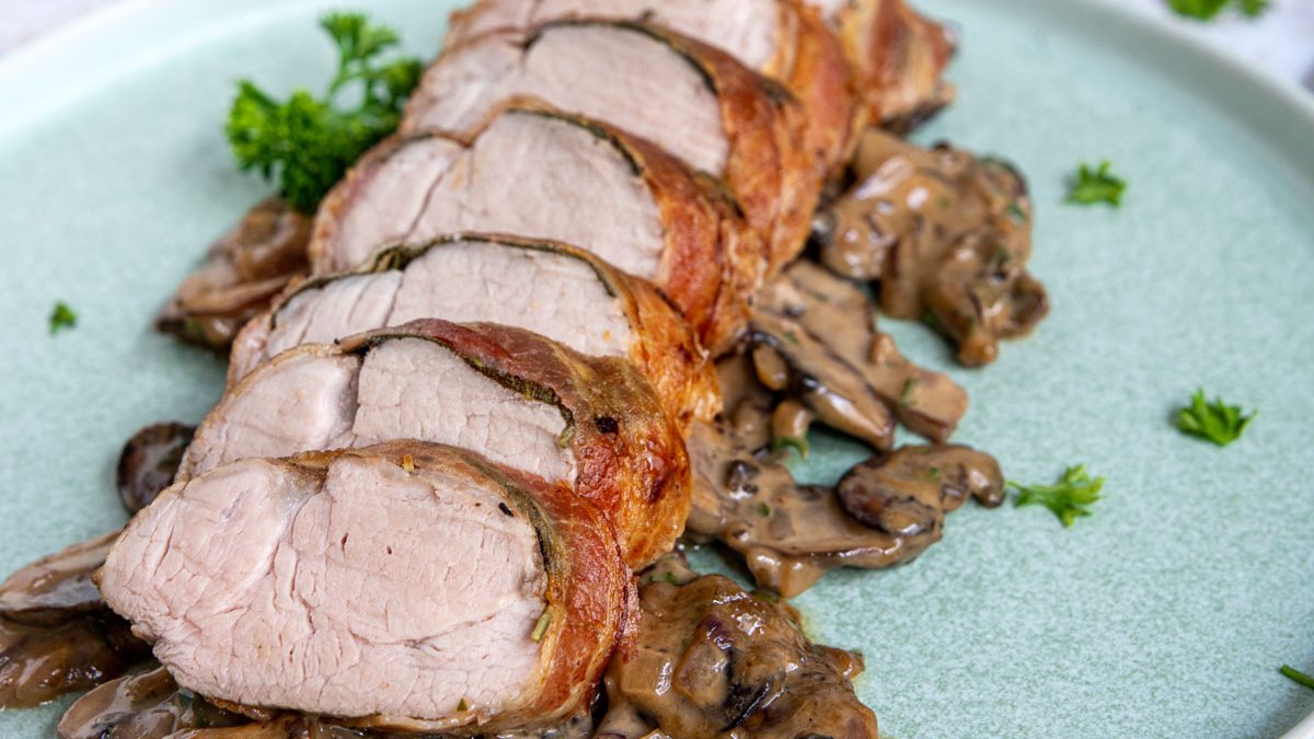 Schweinefilet im Speckmantel aus dem Ofen | Rezept - eat.de