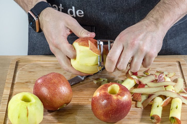 Äpfel schälen