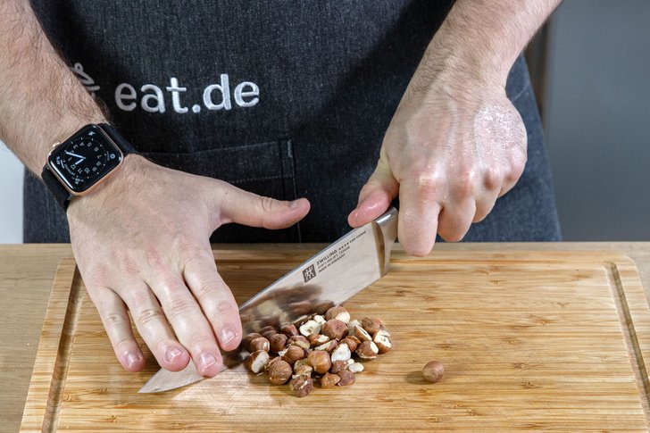 Haselnüsse hacken