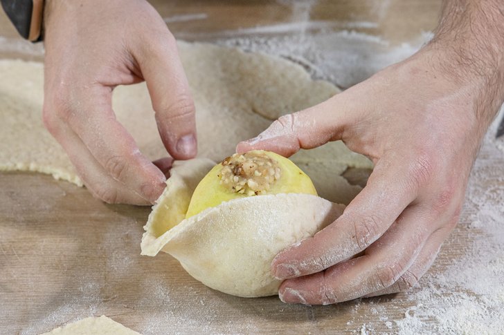 Äpfel in Teig einpacken