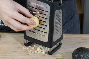 Avocadokern reiben