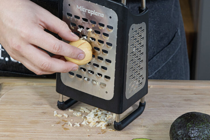 Avocadokern reiben