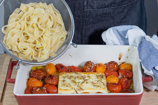 Nudeln mit Feta und Tomaten mischen