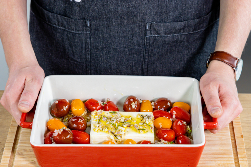 Gemüse zum Feta in Auflaufform geben