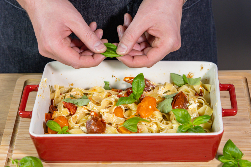 frischen Basilikum über Baked Feta Pasta geben