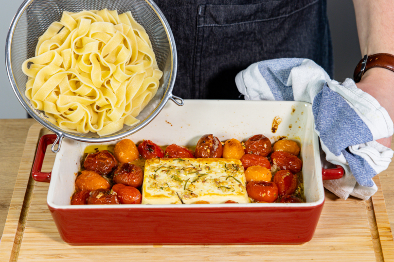 Pasta zum Baked Feta geben