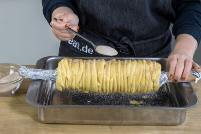 Baumstriezel mit Zimt und Zucker bestreuen