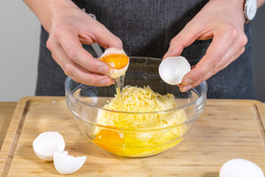 Eier in die Schüssel geben
