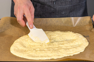 Teig für die Low Carb Big Mac Rolle verstreichen