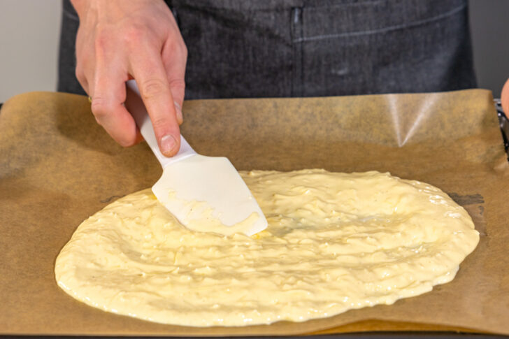 Teig für die Low Carb Big Mac Rolle verstreichen