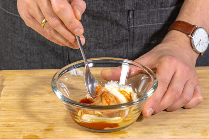 Senf, Ketchup und Mayo verrühren