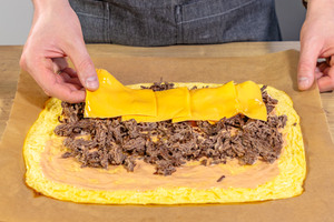 Käsescheiben aufs Hackfleisch legen