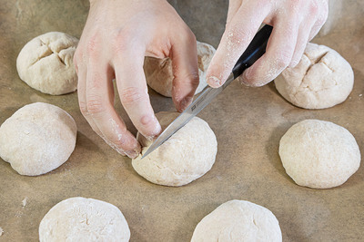 Brötchen einschneiden und mit Leinsamen bestreuen
