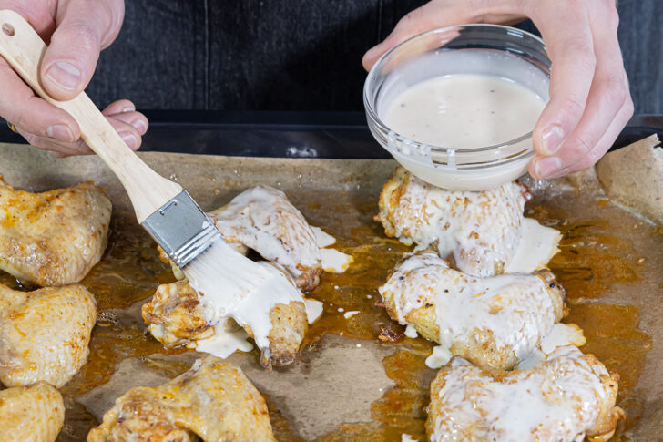 Chicken wings mit MArinade bestreichen und weiter im Backofen garen