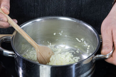 Zwiebeln und Knoblauch anschwitzen
