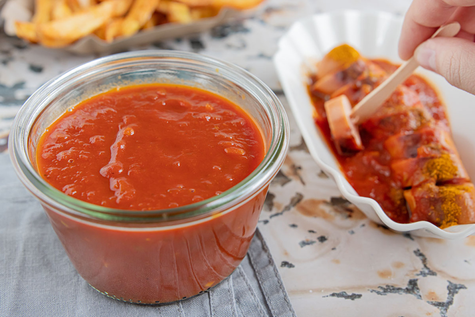 Currywurst-Sauce selber machen | Rezept - eat.de