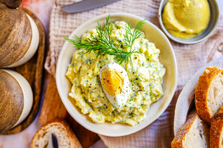 Eiersalat nach Hausfrauenart und Brot