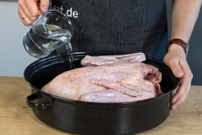 Bräter mit Wasser aufgießen