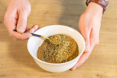 Fenchel-Anis-Kümmel-Tee mischen